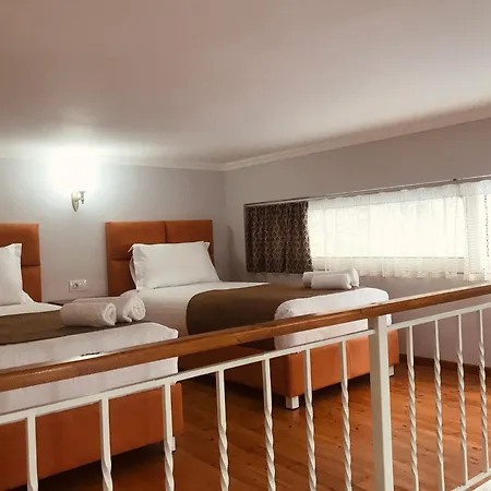 Crown Deluxe Saranda