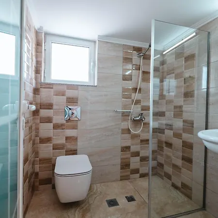 Crown Deluxe Саранда