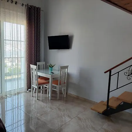 Crown Deluxe Sarandë