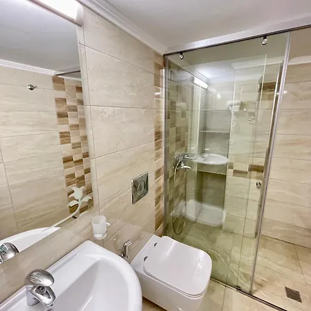Crown Deluxe Apartment Sarande