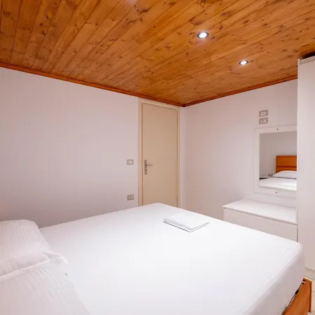 Crown Deluxe * Sarandë
