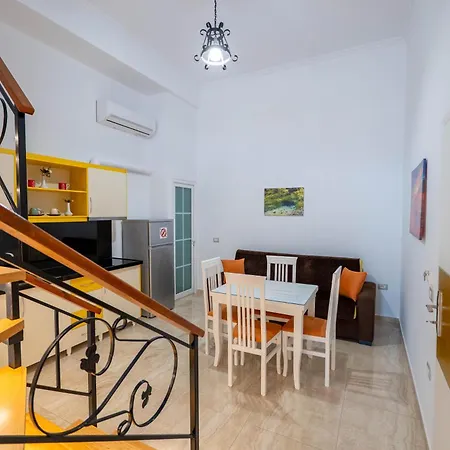 Crown Deluxe Sarandë